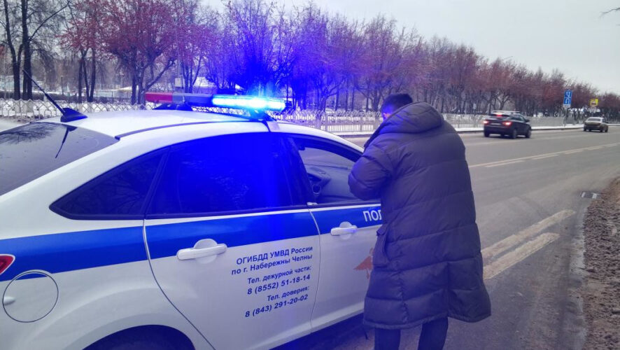 Лишенного прав водителя «Сонаты» доставили в отдел полиции.