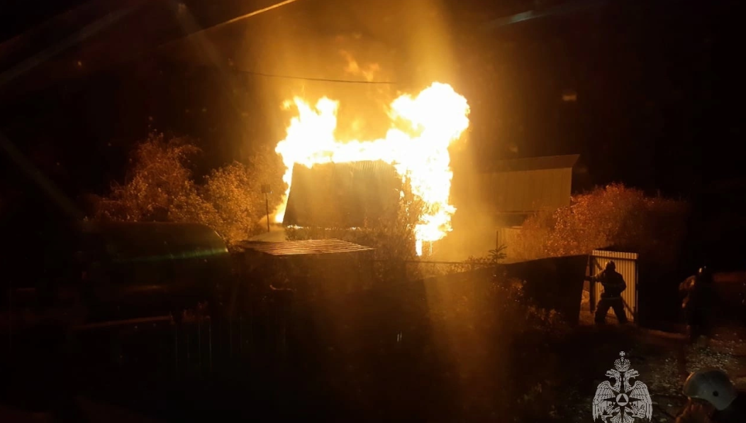 Сгорела одноэтажная дощатая дача.