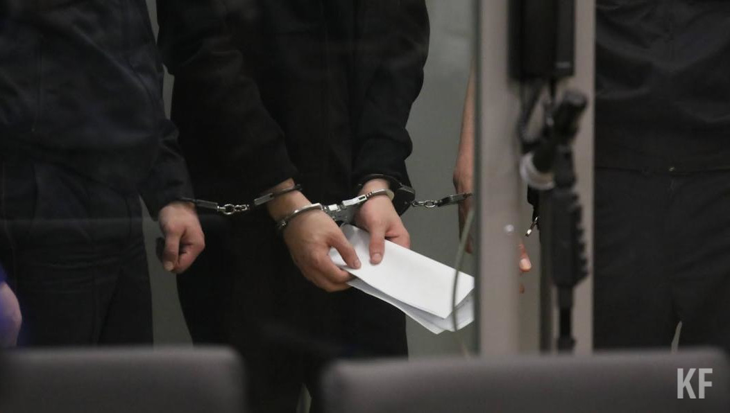 Также обвиняемый грозил сотруднику расправой с помощью трости.