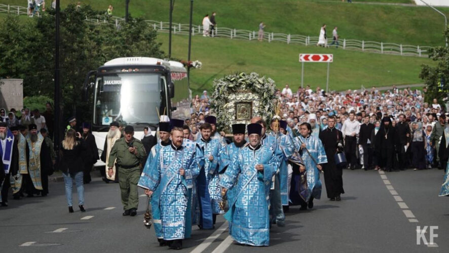 Чудотворный образ несут высшие представители духовенства.