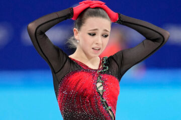 Фигуристка не показала эмоций и продолжила тренироваться.