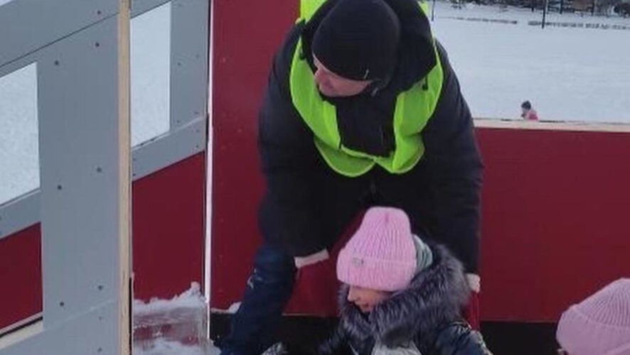 Ответственные следят за порядком и помогают детям скатываться.