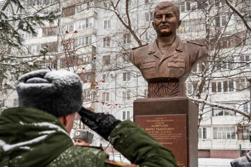 Герою России Марату Ахметшину открыли памятник в Казани.