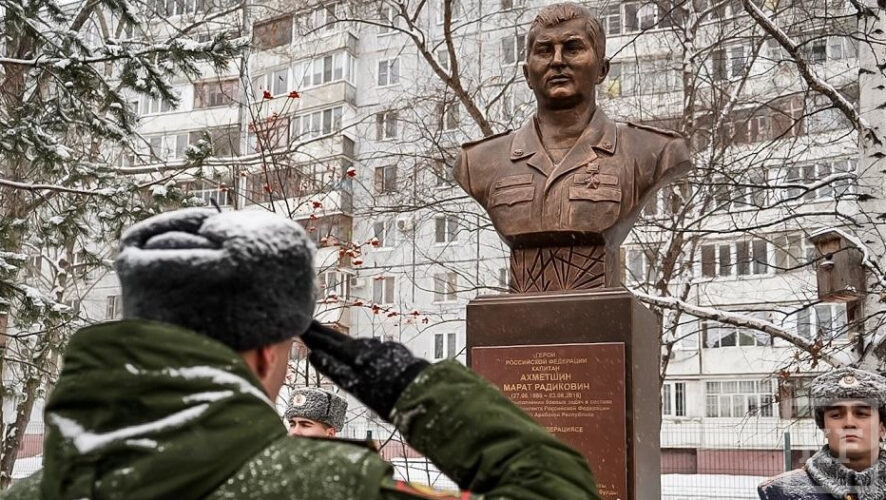 Герою России Марату Ахметшину открыли памятник в Казани.