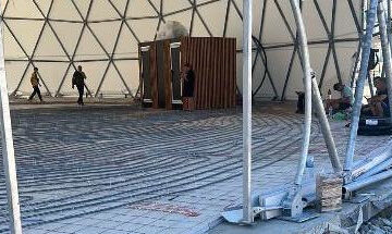 В куполе закончили укладку пола.