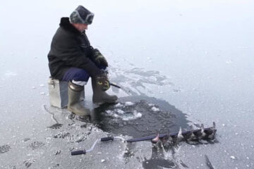 МЧС советует рыбакам не выходить на опасные участки рек и дождаться крепкого льда.