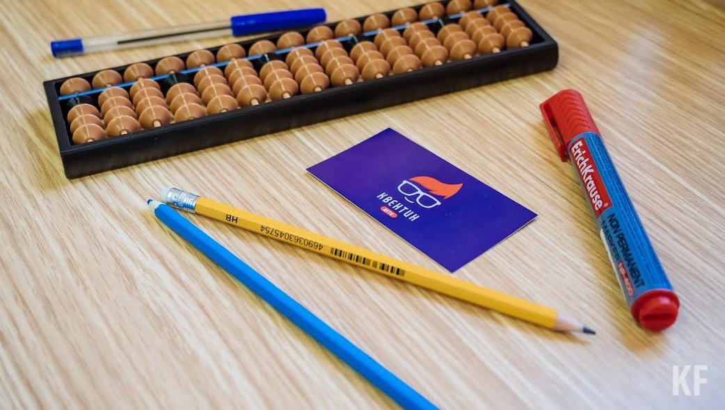 Можно будет получить консультацию также и по школьным принадлежностям.