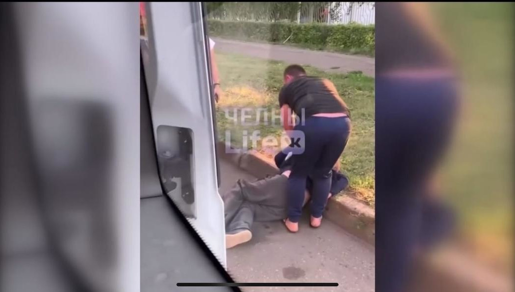 Пассажир был пьян и приставал к женщинам.