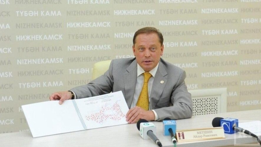 Вторую строчку рейтинга занимает мэр Елабуги Геннадий Емельянов.