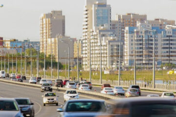 В такую погоду крайне нежелательно находиться под солнцем с 11 до 15 часов.