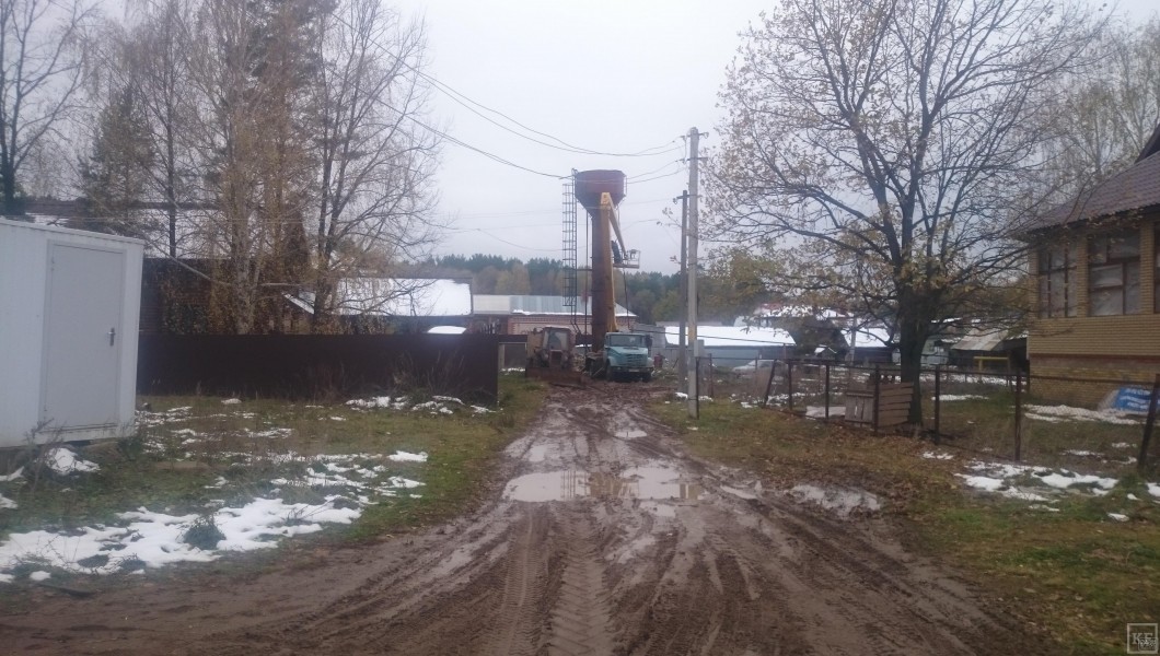В Малошильнинском сельском поселении жители посёлка Белоус тщетно пытаются добиться от власти установки новой водонапорной башни. Старая находится в аварийном состоянии и в любой момент может разрушиться. Тогда без воды останутся около 120 домов посёлка