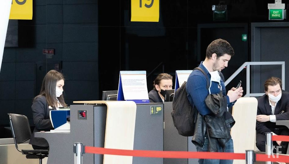 При отсутствии кода сотрудник авиакомпании должен предложить пассажиру заполнить анкету на госуслугах.