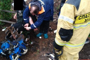 Экстренным службам пришлось использовать гидравлический инструмент и угловую шлифовальную машинку.