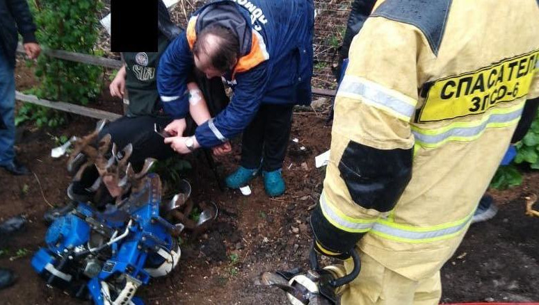 Экстренным службам пришлось использовать гидравлический инструмент и угловую шлифовальную машинку.