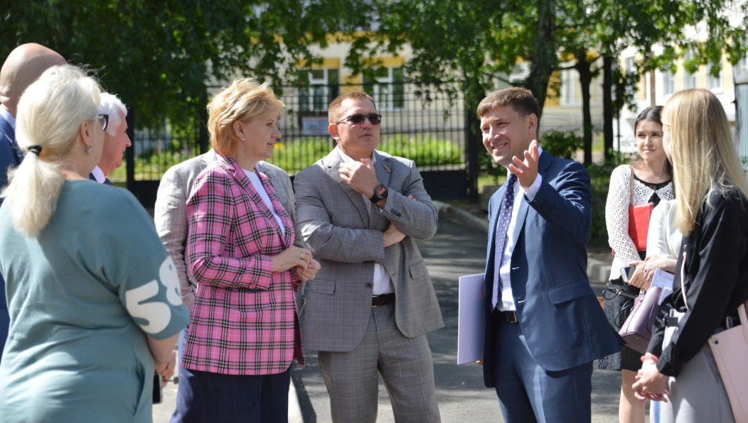 Парламентарии высказали свои замечания. Народных избранников смутили чересчур разросшиеся деревья и пустые не облагороженные участки в облагороженном