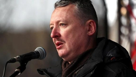 Сотрудники следственного комитета обыскивают его квартиру.