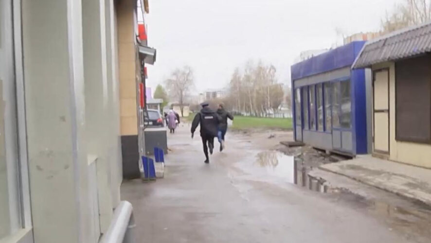 Полицейские провели рейд по магазинам Казани.