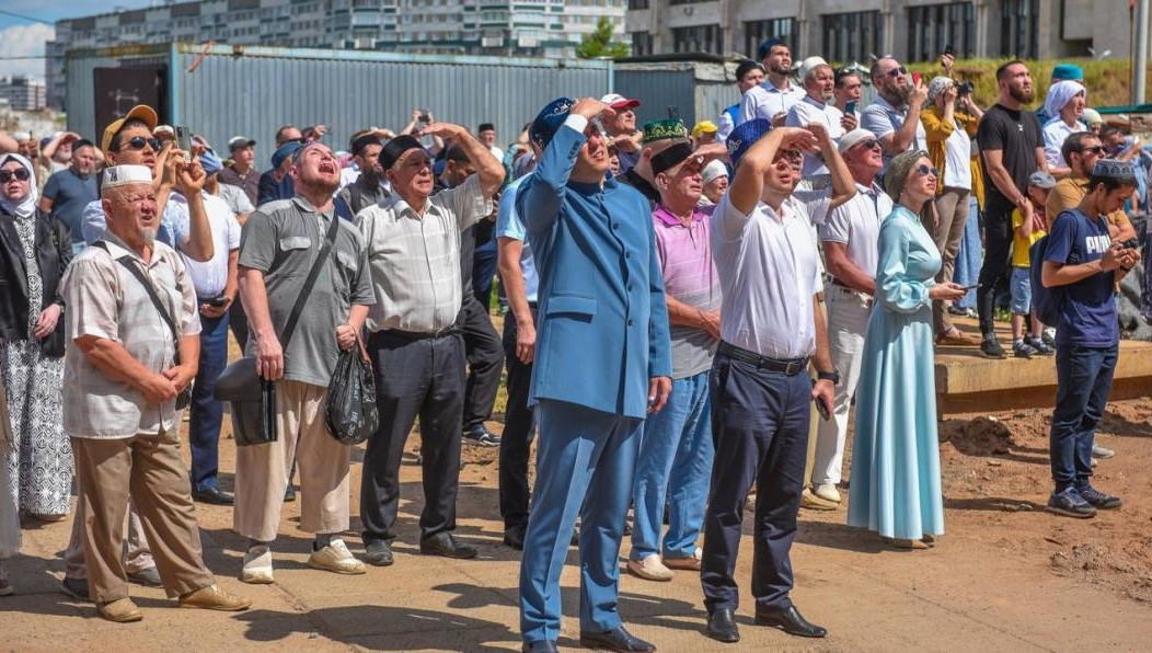 Пожилой мужчина почувствовал себя плохо во время установки полумесяца на основной купол Соборной мечети.