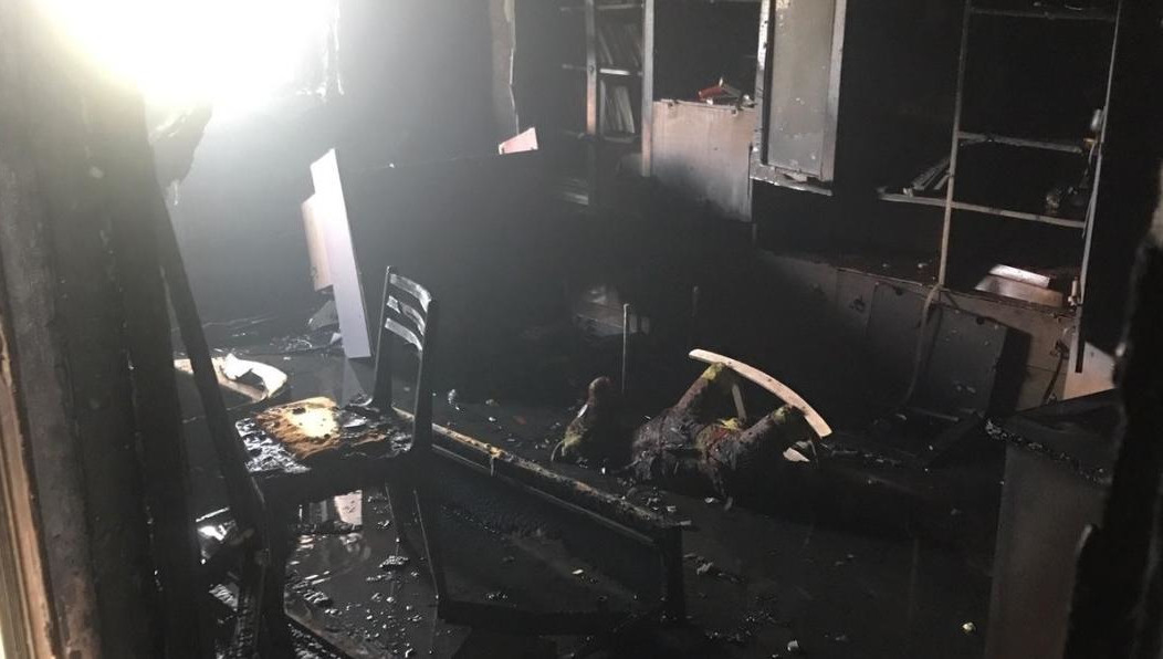 В зале выгорела мебель.