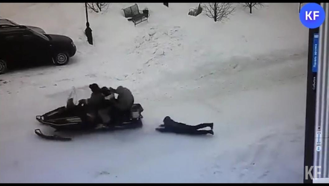 Ребенок шел с родителями