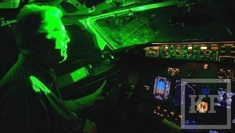 Приволжская транспортная прокуратура проводит проверку по факту попытки ослепления пилотов самолета