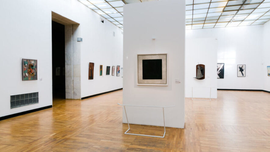 Готовы к многочасовой встрече&nbsp; с искусством? Именно так нужно встречать туристов в Третьяковской галерее. Когда-то музей начался с двух картин -&nbsp; написанные маслом &laquo;Искушение&raquo; Н. Шильдера и &laquo;Стычка с финляндскими контрабандистами&raquo; В. Худякова. Их приобрел купец Павел Третьяков