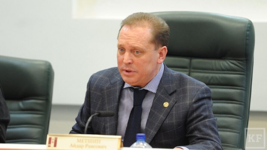 Увеличить финансирование на ремонт дорог во дворах Нижнекамска попросил у президента РТ Рустама Минниханова мэр города Айдар Метшин на сегодняшней объединенной сессии городского