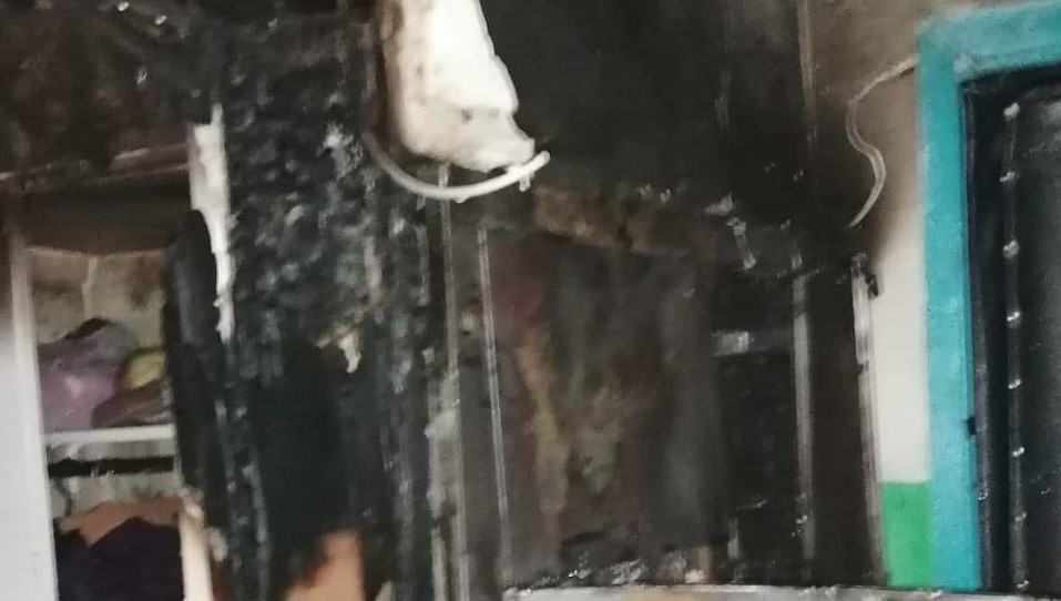 В подъезде доме загорелся электрический щит.