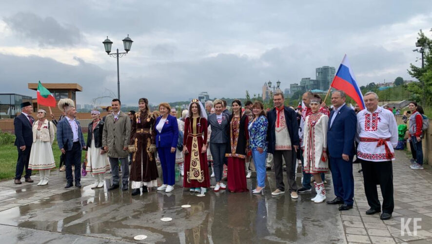 В шествии принимает участие более сотни человек.