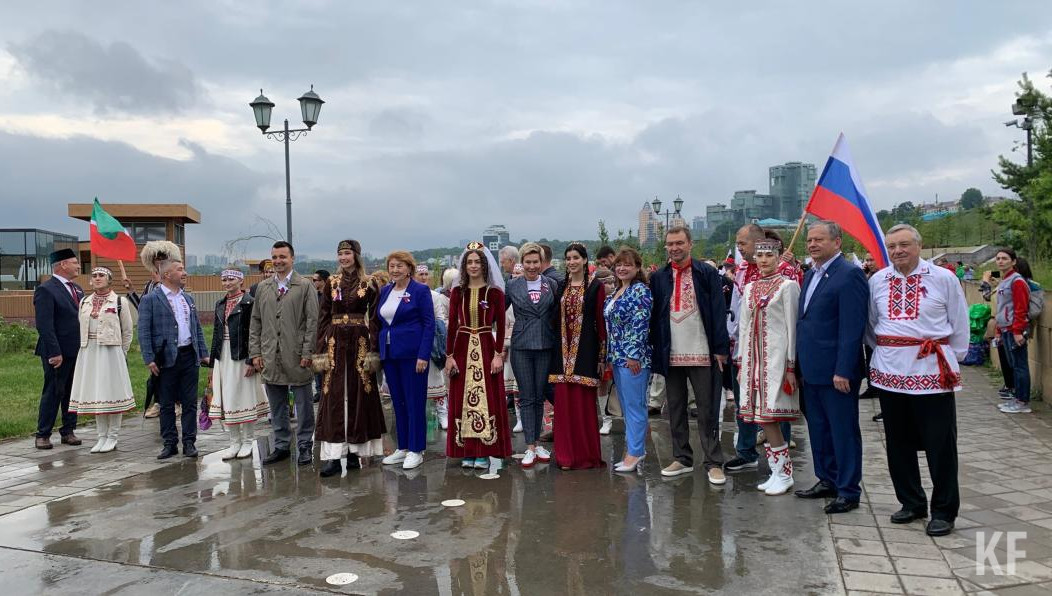 В шествии принимает участие более сотни человек.