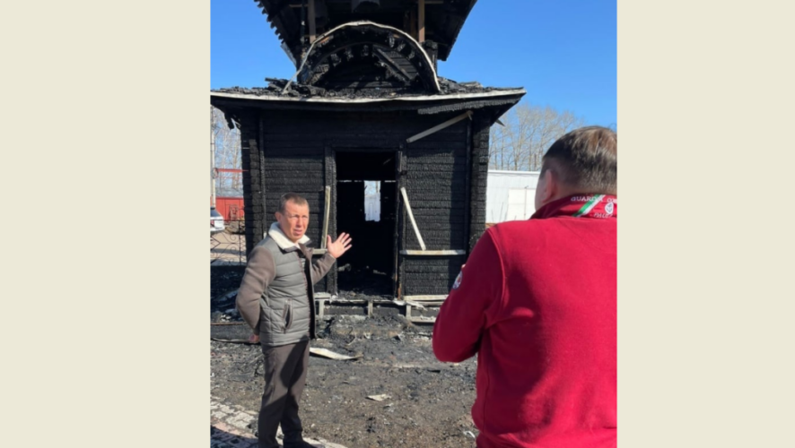 Огонь повредил отдельно стоящую колокольню.