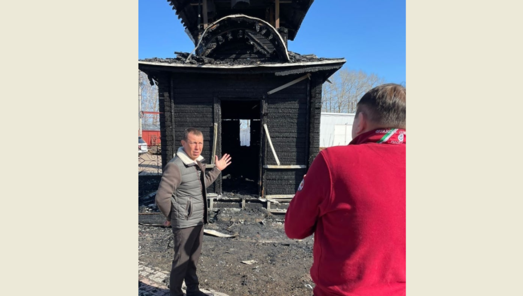 Огонь повредил отдельно стоящую колокольню.