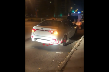 Автоинспекторы остановили машину с нарушителями на улице Чуйкова.