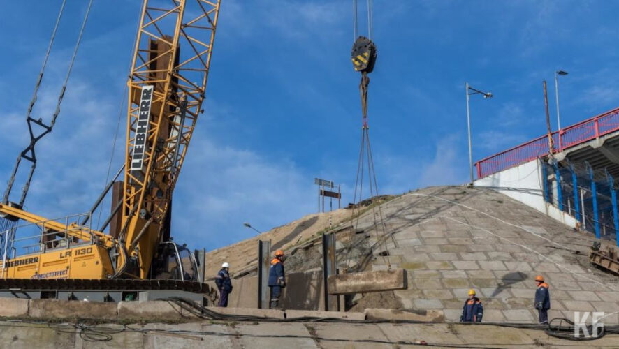 Планируется приступить к монтажу&nbsp;балок пролетного строения и армированию зон омоноличивания между балками.