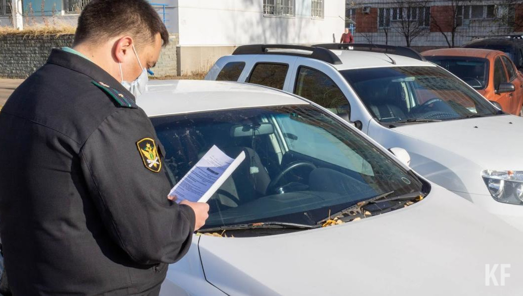 Автомобиль нарушителя ненадолго арестовали судебные приставы за неоплату штрафа.