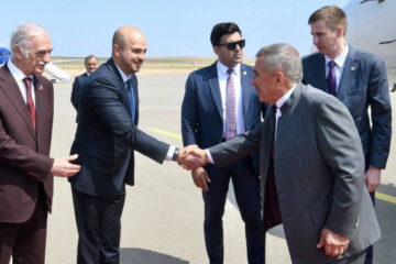 Глава Татарстана прибыл в Баку с рабочим визитом.