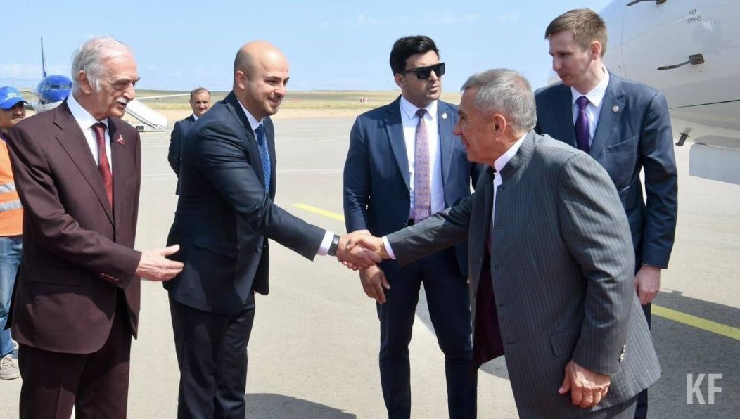 Глава Татарстана прибыл в Баку с рабочим визитом.