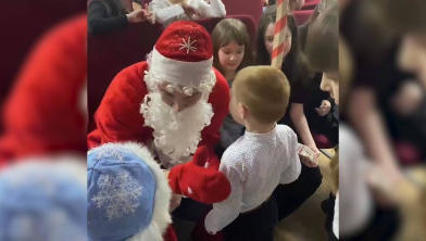 Дети рассказали стихотворения и исполнили песни новогодним волшебникам.
