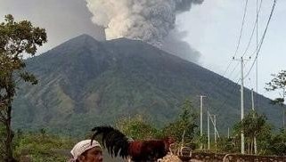 Кадры извержения вулкана Агунг в своем Instagram опубликовала уроженка столицы Татарстана Полина Бокова