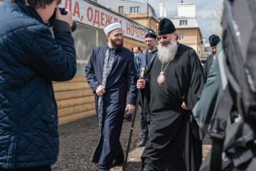Духовным лидерам показали пункт бесплатной выдачи одежды нуждающимся