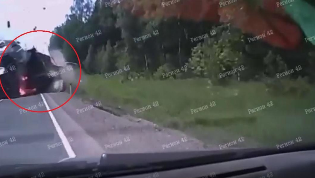 Момент столкновения запечатлела камера регистратора одного из участников движения.