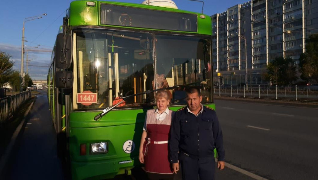 Салон транспорта экипаж украсил своими руками.