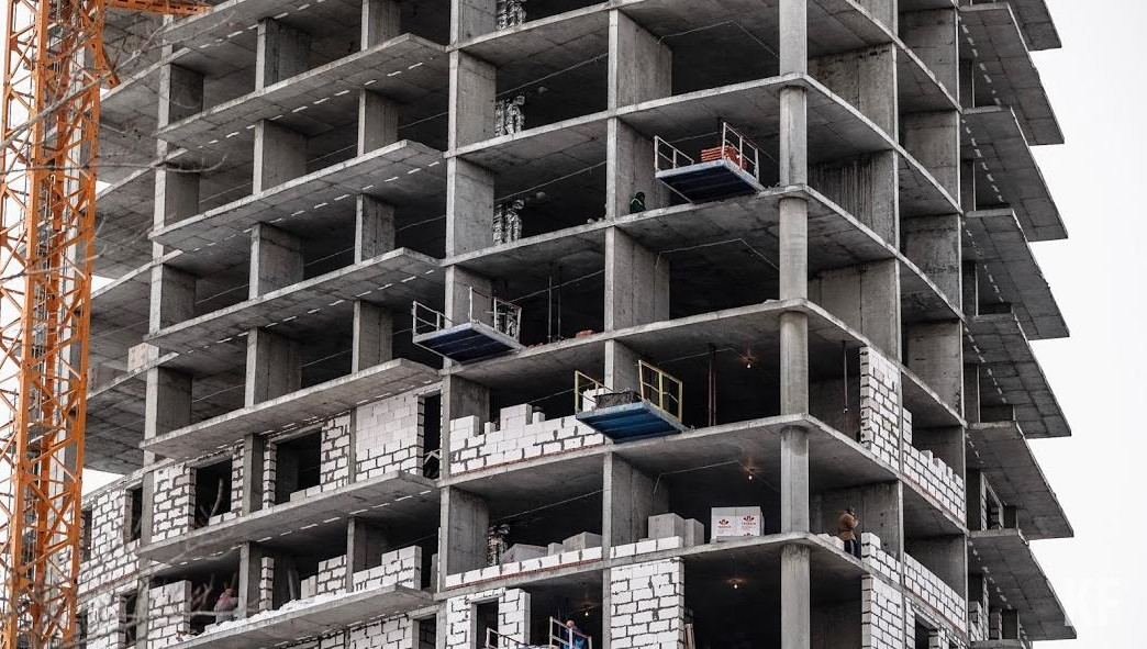 Сейчас на стройплощадке трудится более 200 человек.