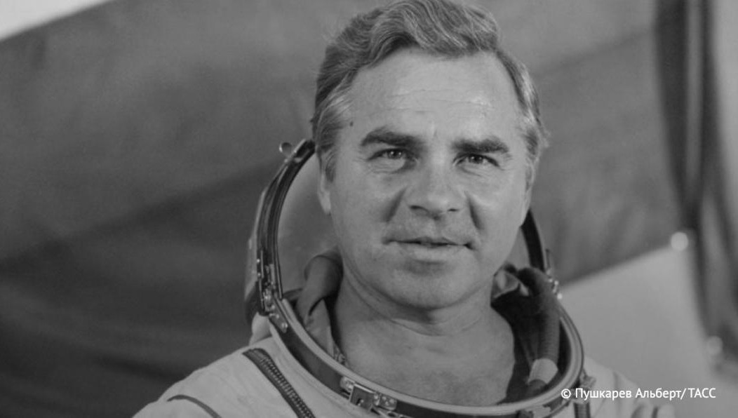 Он награжден медалью «Золотая Звезда» Героя Советского Союза и орденом Ленина.