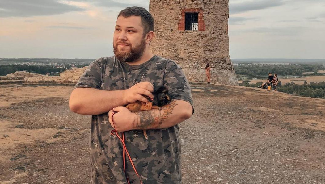 Мужчина в буквальном смысле задыхается.