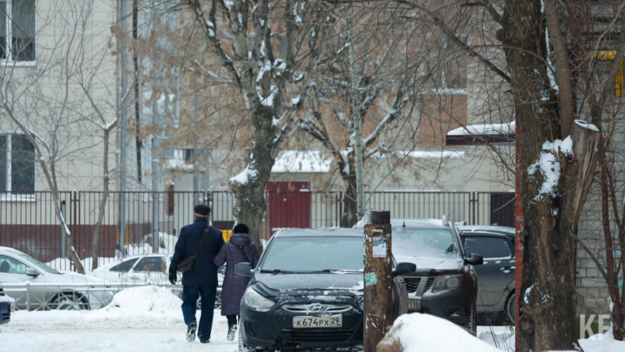 В столице Татарстана не первый год стоит проблема нехватки автомест. Количество машин в разы превышает количество парковочных мест. Казанцам приходится искать изощренные способы