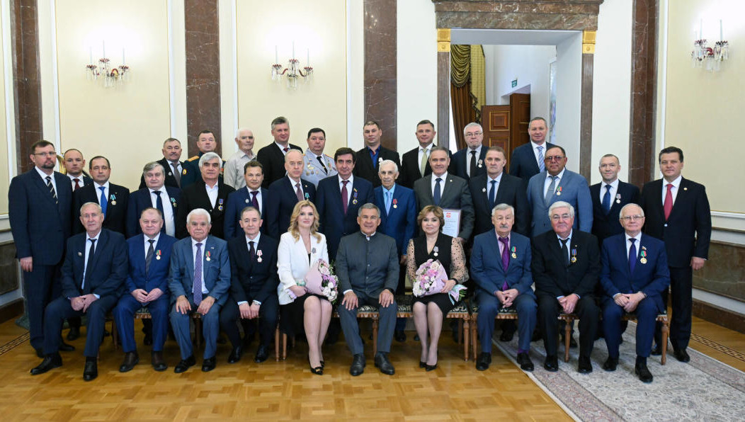 Лидер республики поздравил гостей с наступающим праздником.