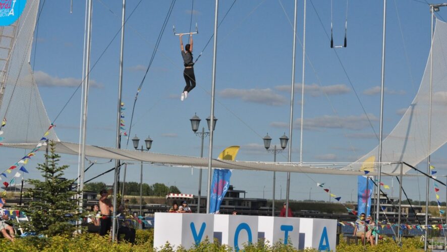 На Кремлевской набережной открылась школа воздушной гимнастики «Трапеция Yоta». Эта огромная конструкция одним своим видом вызывает восторг