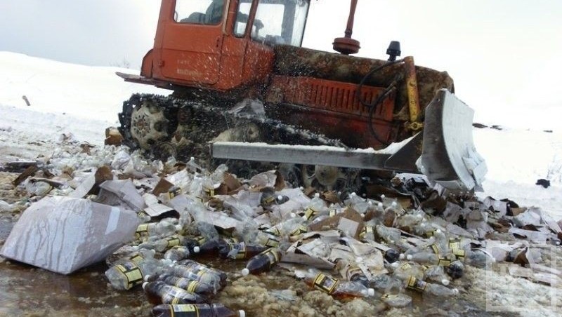 На альметьевском полигоне твердых бытовых отходов были уничтожены более трех тысяч бутылок несертифицированной алкогольной продукции