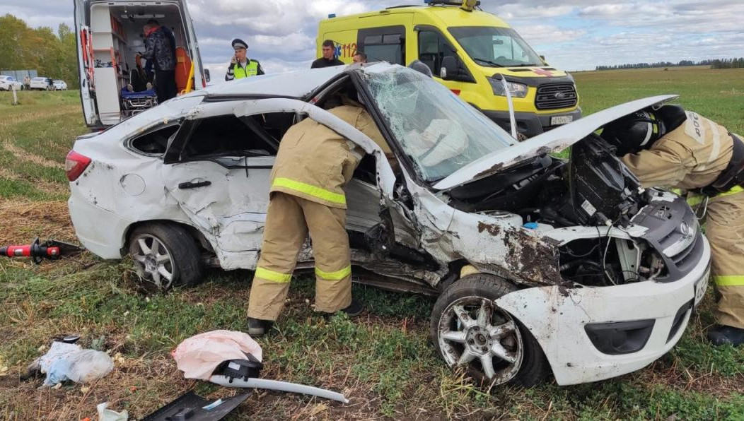 На месте работают сотрудники ГИБДД.